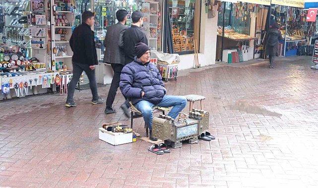 Soğuk ve yağmurlu havaya rağmen ekmek parasını kazanıyor