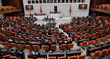 Son 7 ayda Meclis'te 600 milletvekilinden 61'i partilerinden istifa etti