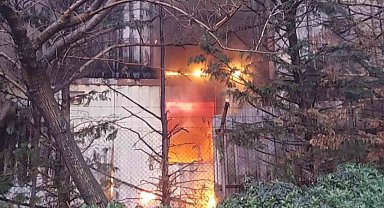 Sultanbeyli'de İBB'nin metro şantiyesinin yanındaki ağaçlık alanda yangın