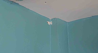 Sultangazi'de bir büfeye taş ve silahla saldırı kamerada