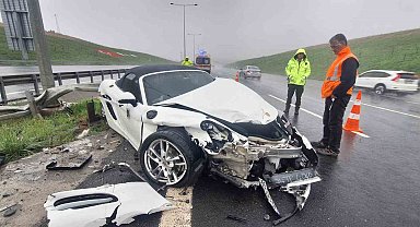 Sultangazi'de direksiyon hakimiyetini kaybeden sürücü bariyere çarptı: Lüks araç hurdaya döndü