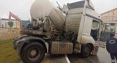 Sürücüsünün direksiyon hakimiyetini kaybettiği tır kaldırıma çıktı