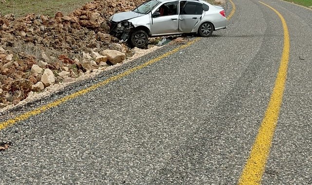 Sürücüsünün kontrolünden çıkan otomobil taş yığınına çarptı: 4 yaralı