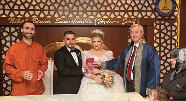 Tahmazoğlu'ndan evlenen gençlere nikah sürprizi
