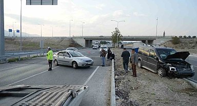 Takip mesafesine uymayan sürücüler zincirleme kazaya neden oldu
