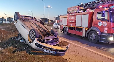 Taklalar atarak hurdaya dönen araçtan hafif yaralı kurtuldu