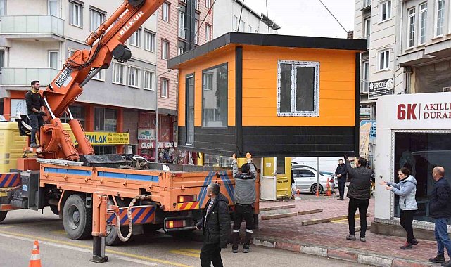 Taksi durakları yenilendi