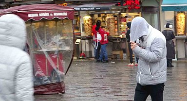 Taksim'de kuvvetli rüzgar ile yağış vatandaşlara zor anlar yaşattı