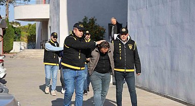 Taksinin bagajından hafif makineli tüfek ve 2 ruhsatsız silah çıktı