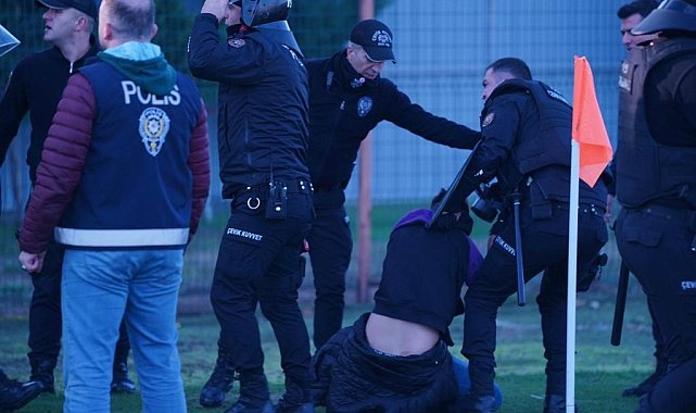 Taraftarlar kırdıkları koltukları sahaya fırlattı, polis biber gazıyla müdahale etti