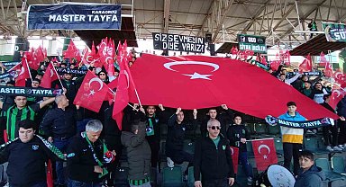 Taraftarlar maç öncesi şehitleri andı