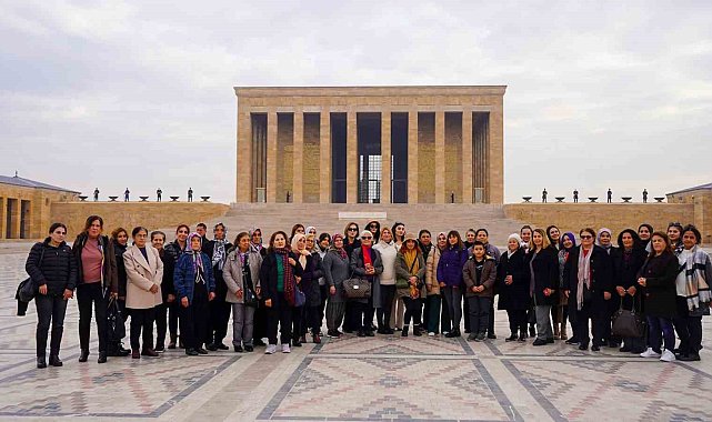Tarsuslu kadınlar, Kadın Hakları Günü'nde Anıtkabir'i ziyaret etti