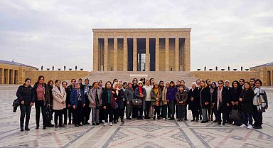 Tarsuslu kadınlar, Kadın Hakları Günü'nde Anıtkabir'i ziyaret etti