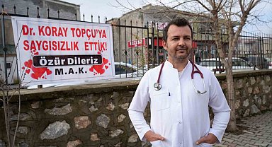 Tartıştıkları doktordan özür dilemek için pankart astılar