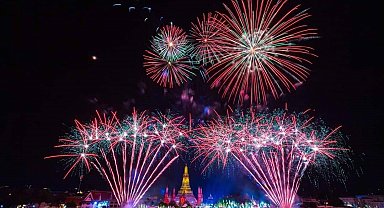 Tayland'da yeni yıla görkemli karşılama