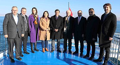 TBMM Su Ürünleri Araştırma Komisyonu üyeleri, Van Gölü'ne ağ atan balıkçıları ziyaret etti