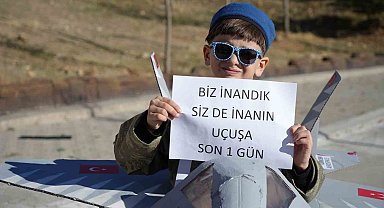 TEKNOFEST'te gördü, milli muharip uçağı KAAN'ın maketini yaptı: Tek hayali pilot olmak