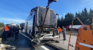 TEM Otoyolu'nda yolcu otobüsü tırla çarpıştı, yaralılar var