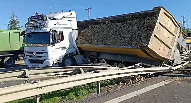 TEM Otoyolunda hafriyat kamyonu bariyerlere çarptı:1 yaralı