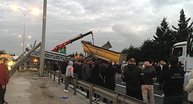 TEM'de damperi açılan tır yön levhasını devirdi: Ankara istikameti trafiğe kapandı