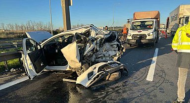 TEM'de panelvanla çarpışan otomobil kağıt gibi ezildi : 2 yaralı