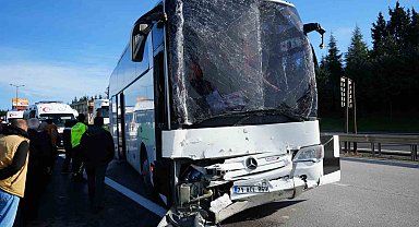 TEM'de yolcu otobüsü tıra çarptı: 13 yaralı
