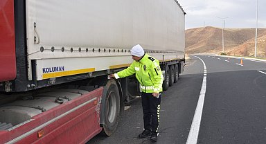 Tercan'da zorunlu kış lastiği uygulaması yapıldı