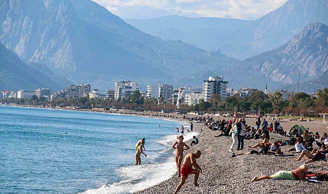 Termometrelerin 19 dereceyi gösterdiği Antalya'da Aralık ayında deniz keyfi