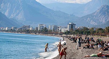 Termometrelerin 19 dereceyi gösterdiği Antalya'da Aralık ayında deniz keyfi