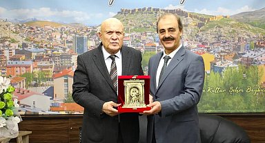 Ticaret İl Müdürü Zengin Başkan Pekmezci ile vedalaştı