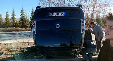 Ticari araç ile otomobil çarpıştı: 2 yaralı