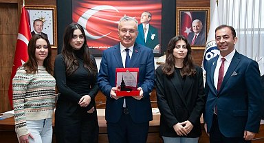 Tıp Kongresinde derece alan öğrencilerden Rektör Levent'e ziyaret