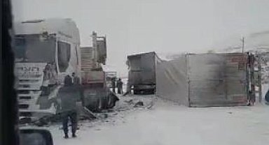 Tipi ve buzlanma nedeniyle tırlar mahsur kaldı