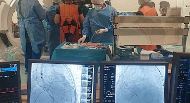 Tıpta çare tükenmiyor: İki yaşlı hastanın kalp kapağı değiştirildi