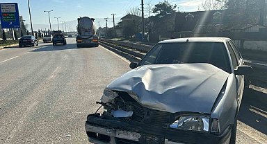 Tır ile otomobilin karıştığı kazada 2 kişi yaralı