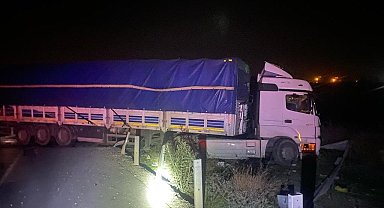 Tıra arkadan çarpan otomobilin sürücüsü yaralandı