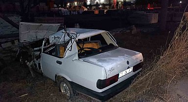 Tıra çarpıp şarampole devrilen otomobilde 1 kişi öldü, 1 kişi de yaralandı