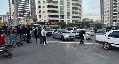 Tırın altında kalan motosikletli hayatını kaybetti
