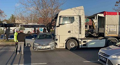 Tırın önünde sürüklenen otomobildeki 3 kişi yaralandı