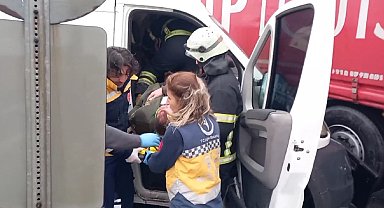 Tırla çarpışan minibüste sıkışan yabancı uyruklu sürücüyü itfaiye kurtardı