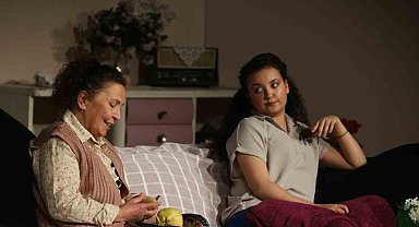 Tiyatro oyununda sürpriz evlilik teklifi