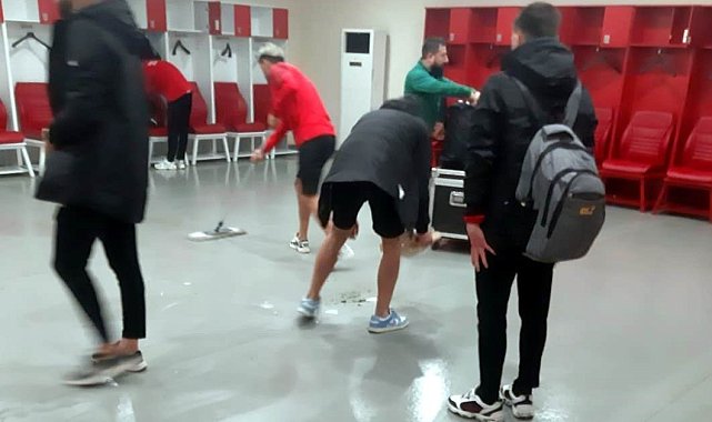 Tokat Belediye Plevnespor futbolcuları, maçın ardından soyunma odasını temizledi