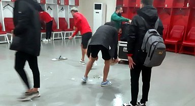 Tokat Belediye Plevnespor futbolcuları, maçın ardından soyunma odasını temizledi