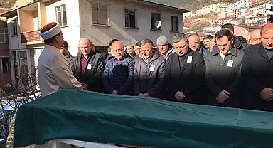 Trabzon'un Beşikdüzü ilçesinde dalgalara kapılan lise öğrencilerinden Uğurcan Korkmaz memleketi Gümüşhane'de son yolculuğuna uğurlandı