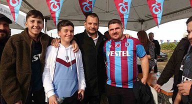Trabzonspor Başkanı Ertuğrul Doğan, taraftarlara hamsi ikram etti