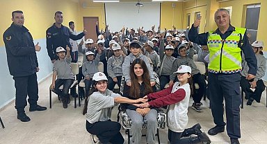 Trafik jandarma ekipleri öğrencileri bilgilendirdi