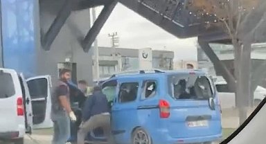 Trafikte dehşet anları kamerada...Elindeki sopayla sürücüyü böyle darp etti