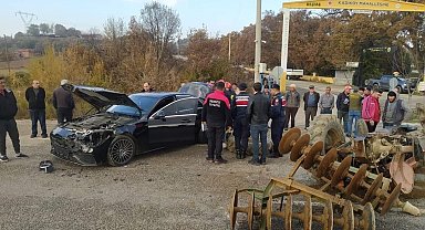 Traktör ile otomobilin çarpıştığı kazada bir kişi yaralandı