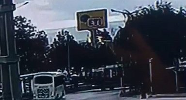 Tramvaya çarpmamak için direksiyonu kırdı, yayaya çarptı; 1 kişi yaralandı