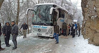 Tunceli'de kayganlaşan yolda kaza: 3 yaralı